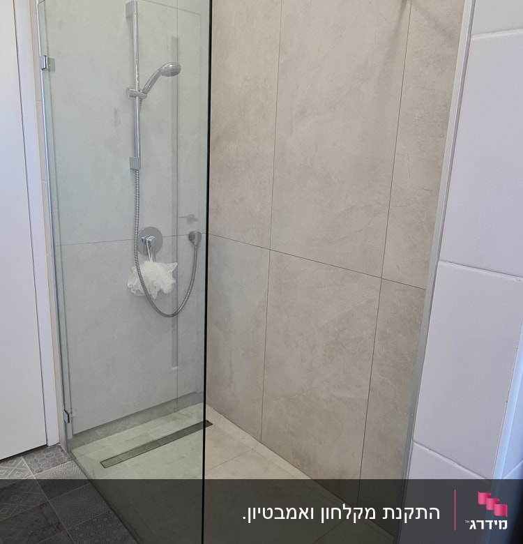 מקלחון זכוכית עם ראש מקלחת וכרום